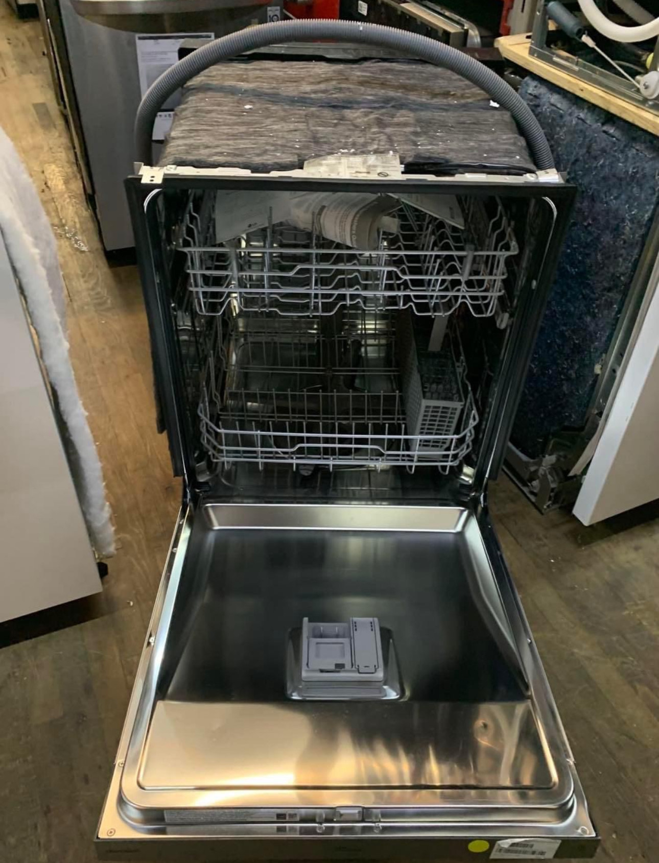 lg 24 inch, front control built in dishwasher featuring quadwash technology, dynamic dry system, and a neverust™ stainless steel tub