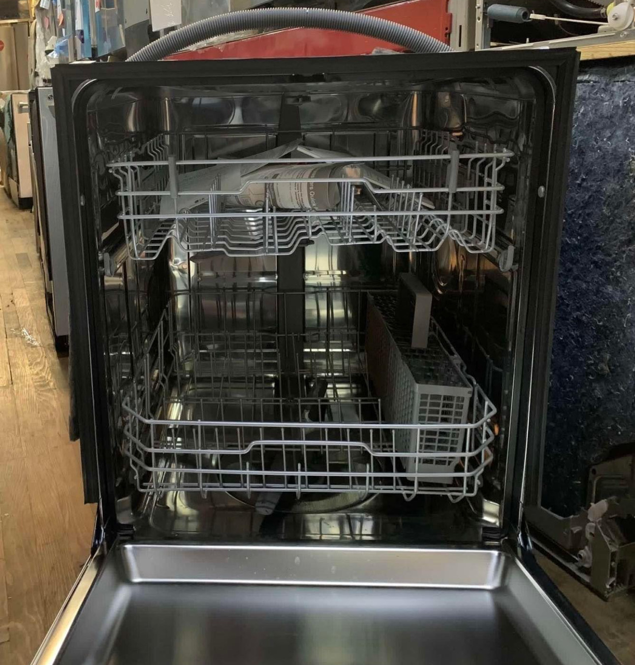 lg 24 inch, front control built in dishwasher featuring quadwash technology, dynamic dry system, and a neverust™ stainless steel tub
