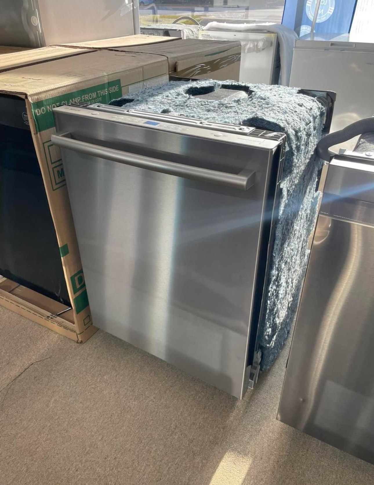 bosch 24 inch, built in dishwasher from the 100 premium series with a white finish and a low sound rating of 46 dba