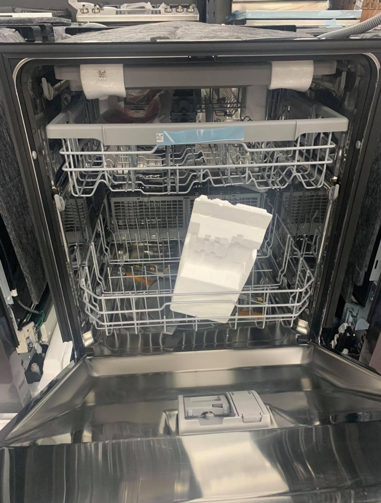 lg 24 inch, front control built in dishwasher with a stainless steel tub, quadwash™ technology, and a 48 dba sound level