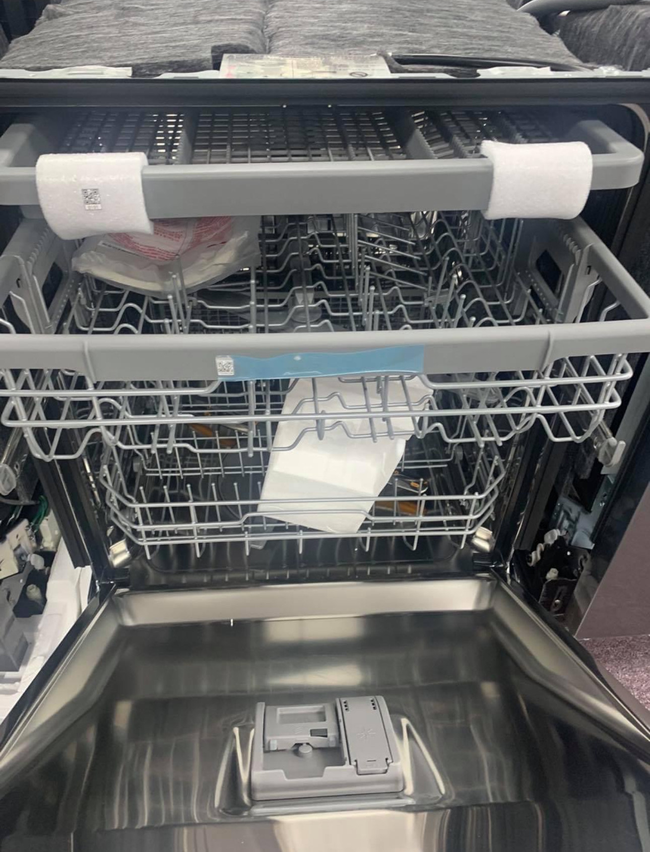 lg 24 inch, front control built in dishwasher with a stainless steel tub, quadwash™ technology, and a 48 dba sound level